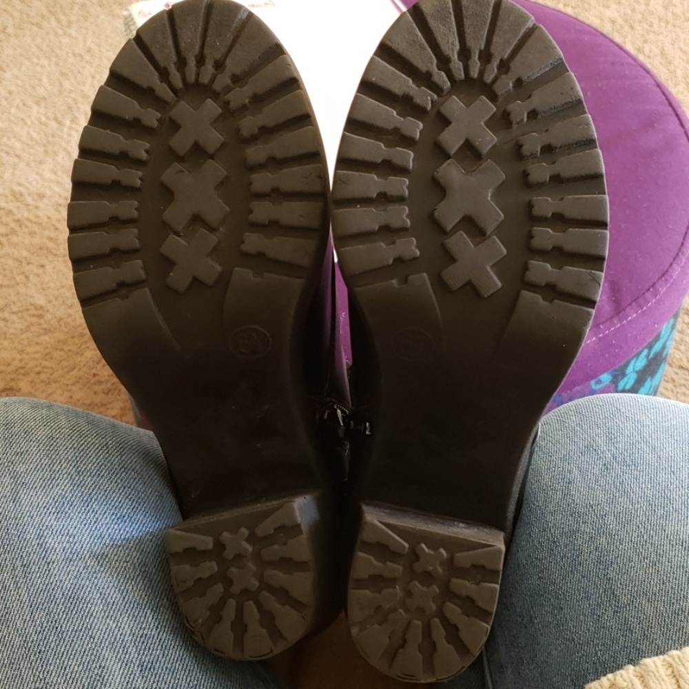 *SOLD*Chunky Heel Boots - Picture 4 of 5
